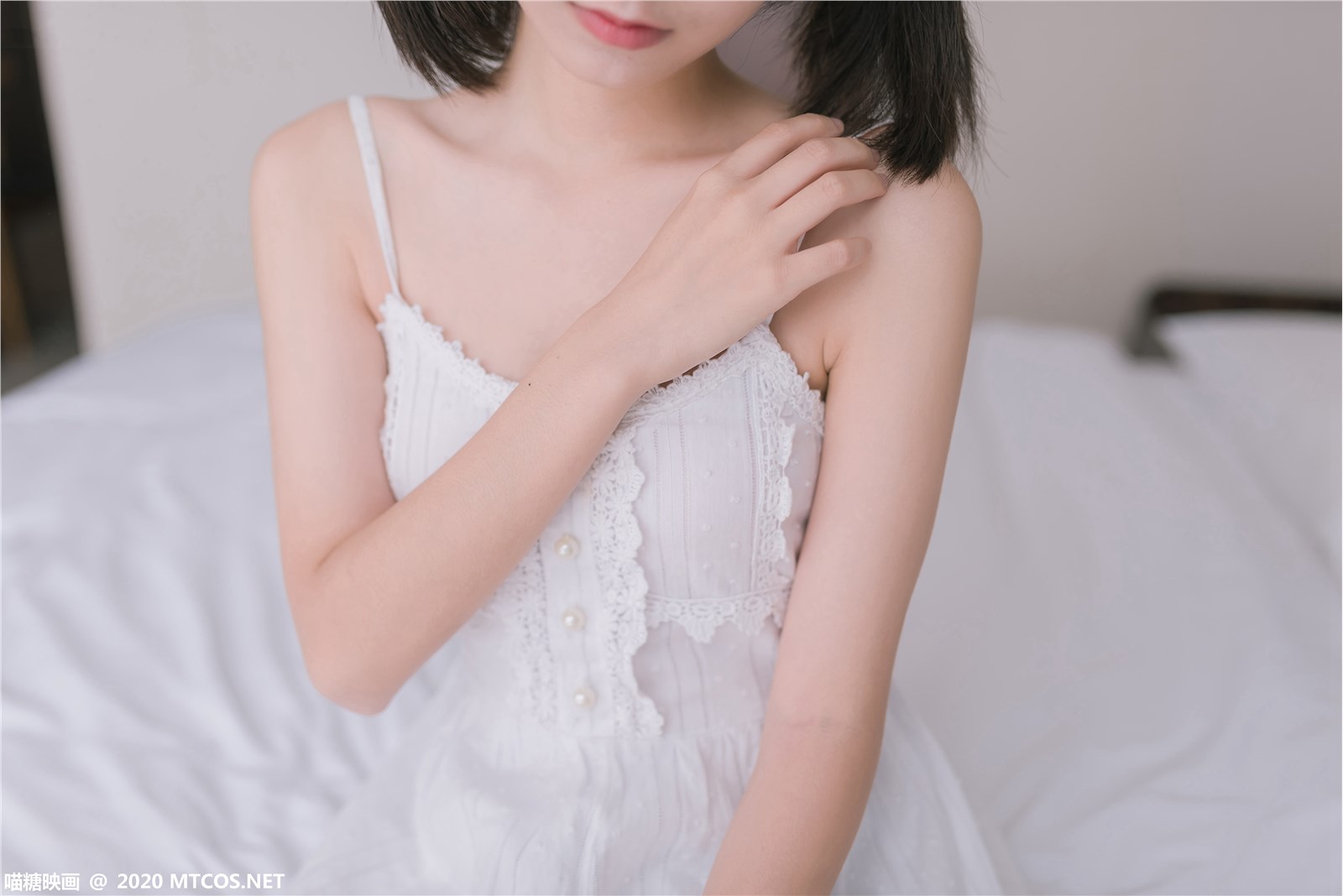 A girl in white dress(16)